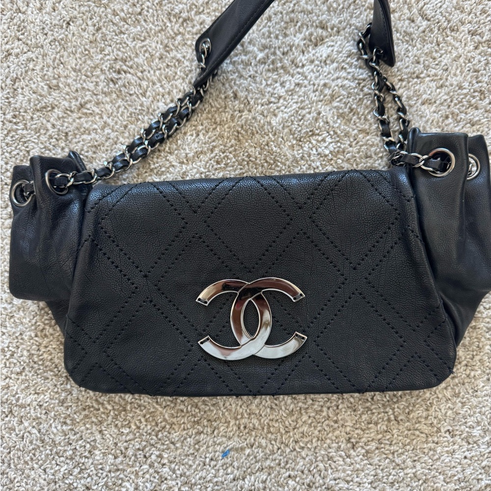 Vintage Chanel Black Quilted Shoulder Bag - Picture 4 of 15